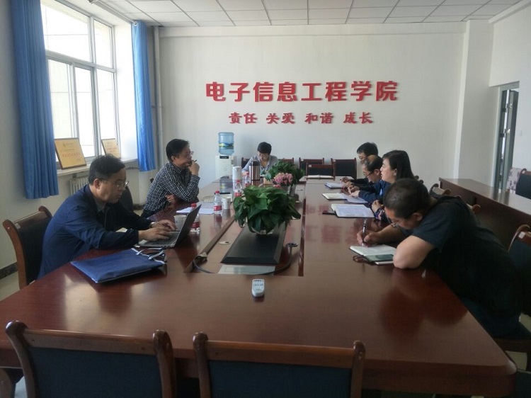 E:\教学资料（胥田田）8-2019春季学期\发新闻稿\学院\新建文件夹校党委副书记黄荟铭到电子信息工程学院调研\1.jpg